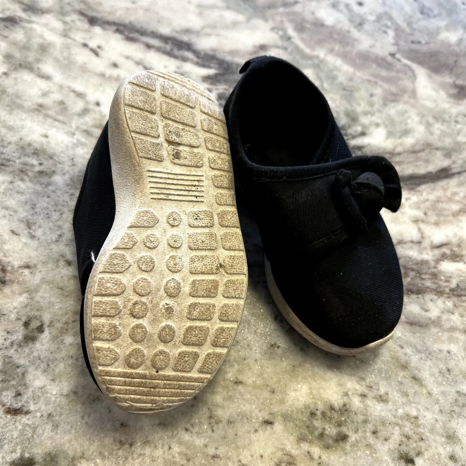 Nerteo Toddler Girls Black Slip On Sneakers Size 6