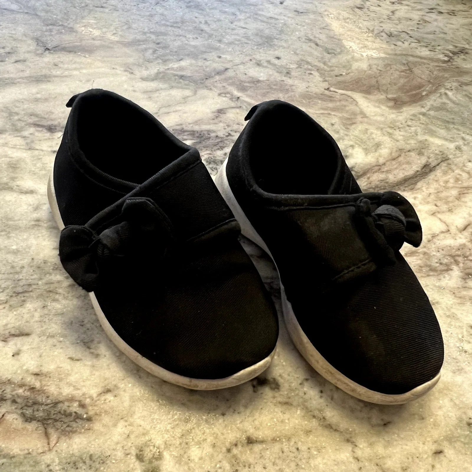 Nerteo Toddler Girls Black Slip On Sneakers Size 6
